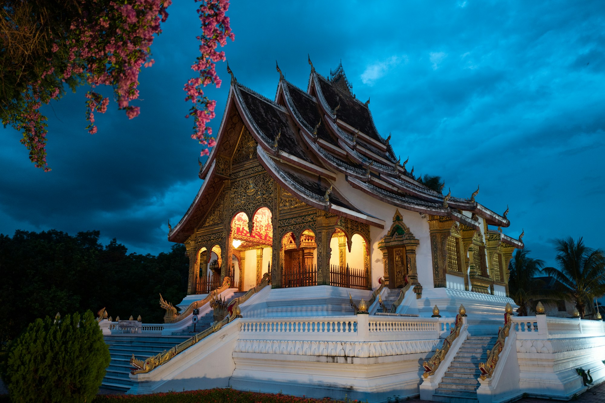 Temple doré et végétation luxuriante à Luang Prabang au Laos