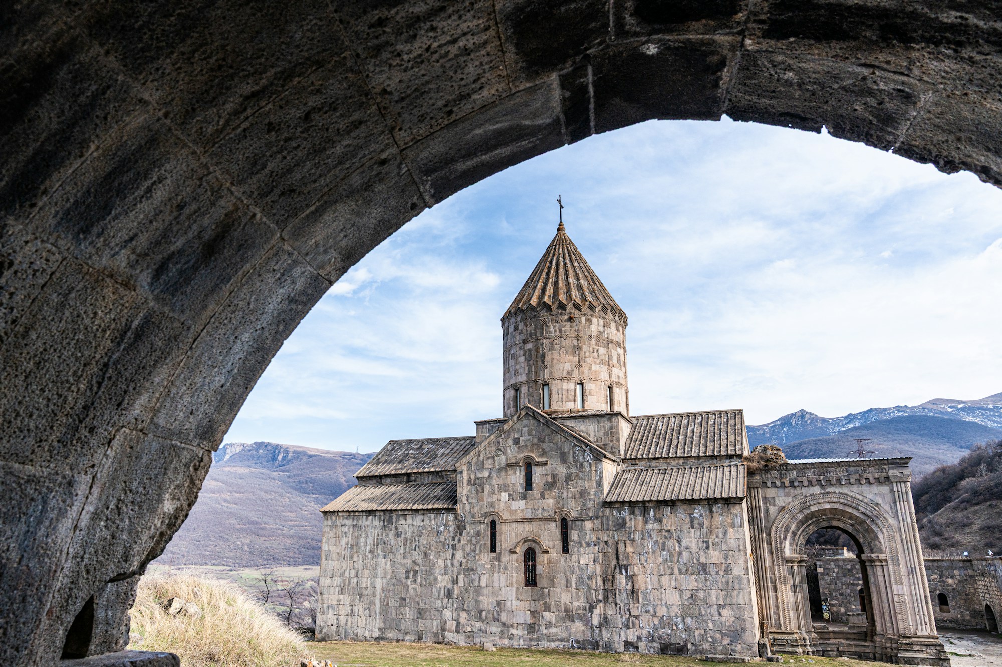 Monastère de Tatev en Arménie, perché sur les falaises abruptes de la gorge de Vorotan dans la province de Syunik