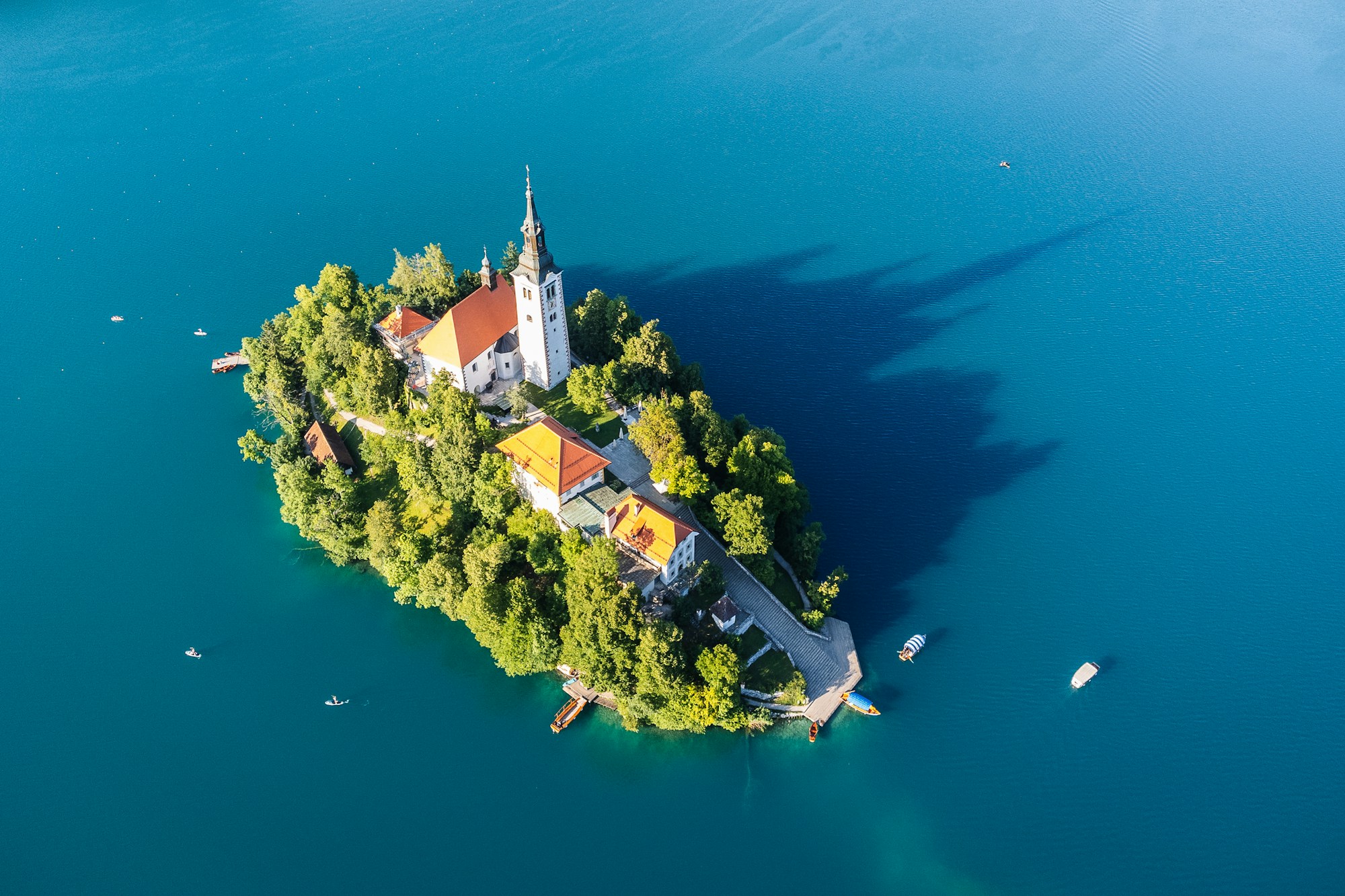 Lac de Bled et son île avec l'église en Slovénie