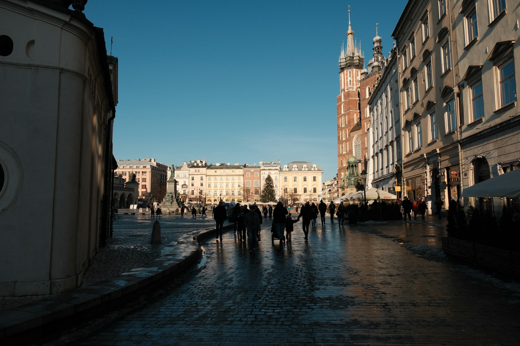 La place du marché de Cracovie et la Halle aux Draps