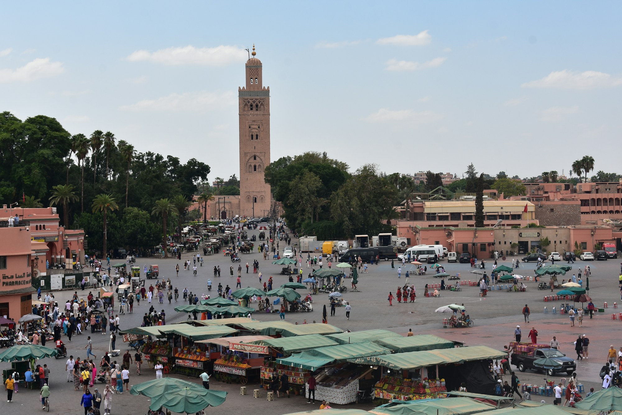 La place Jemaa el-Fna à Marrakech au coucher du soleil