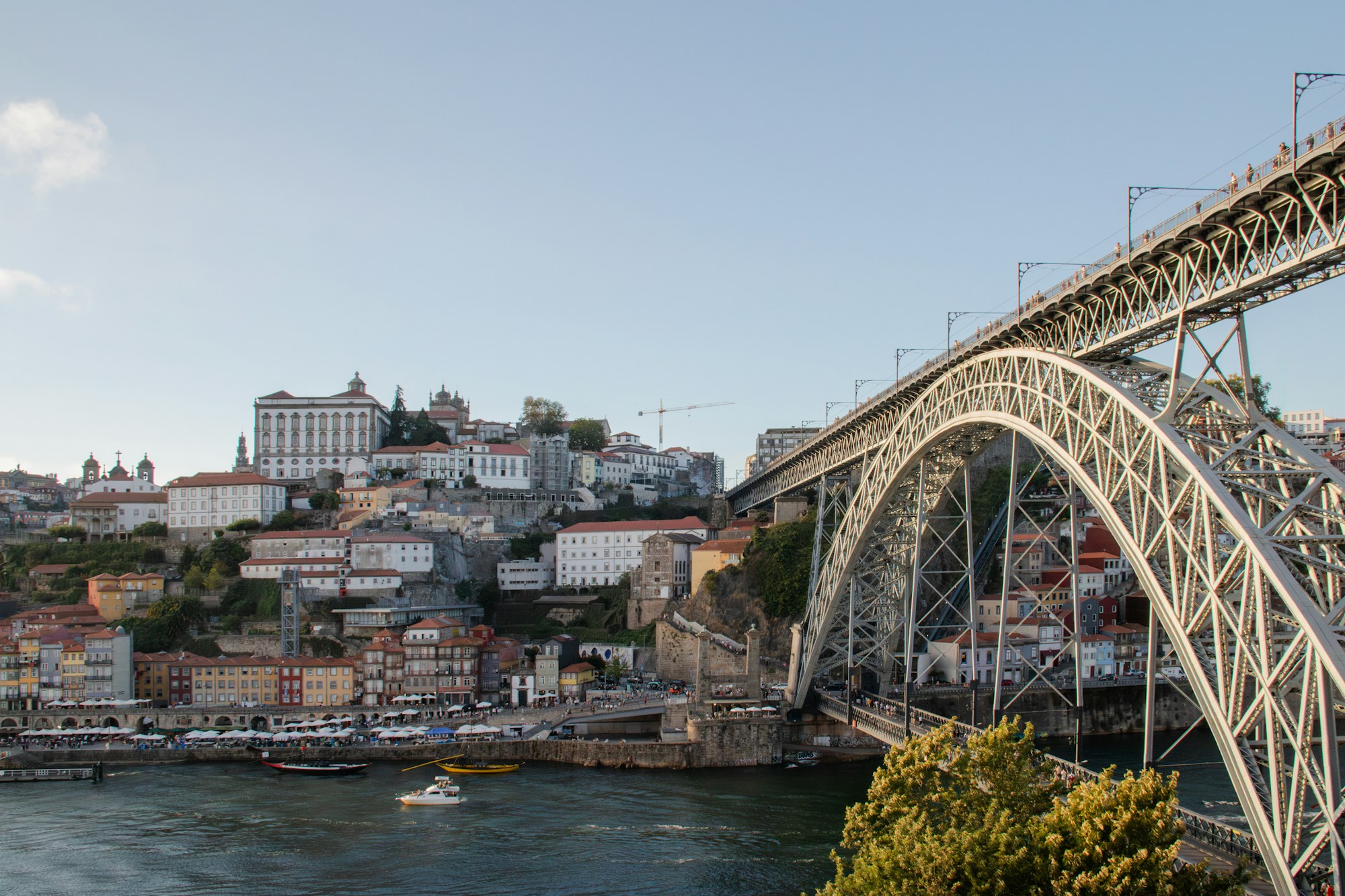 Pont Dom Luís I et les quais de Porto le long du Douro