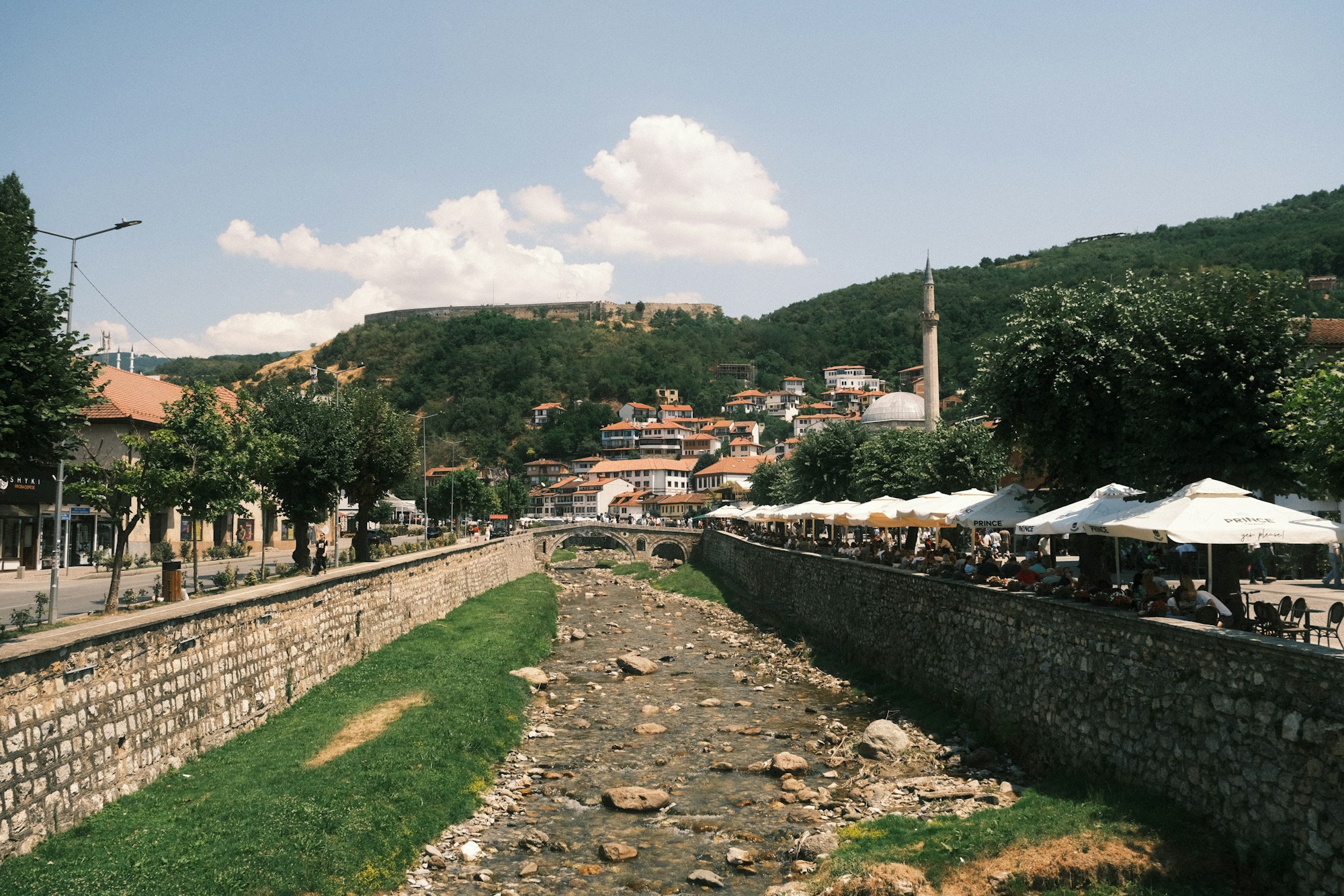 Vue panoramique de Prizren et sa forteresse au Kosovo