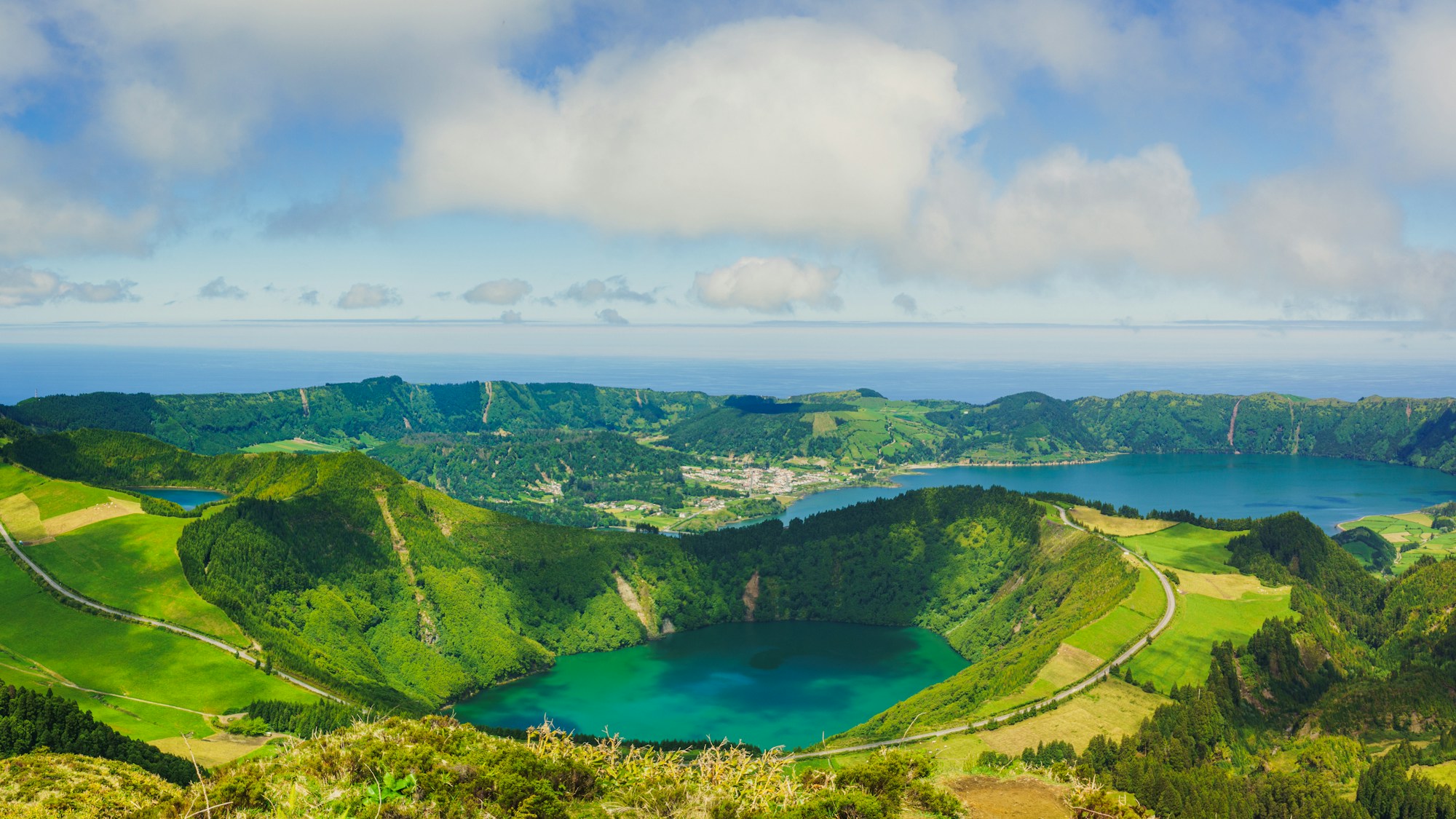 Lacs de cratère volcanique verdoyants des Açores avec vue sur l'océan