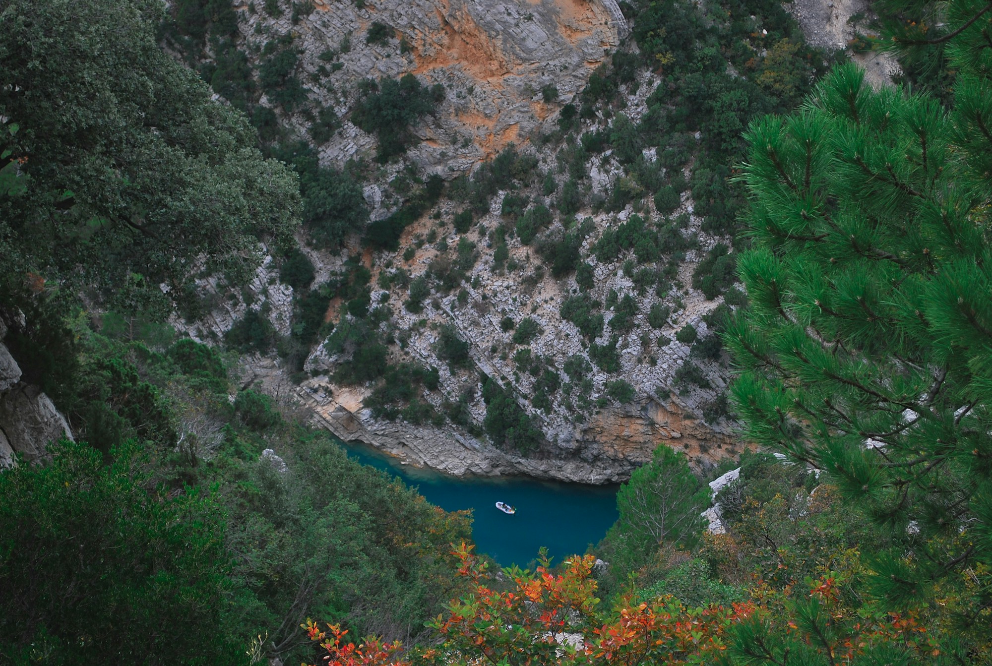 Lac turquoise au pied des falaises des Gorges du Verdon, France