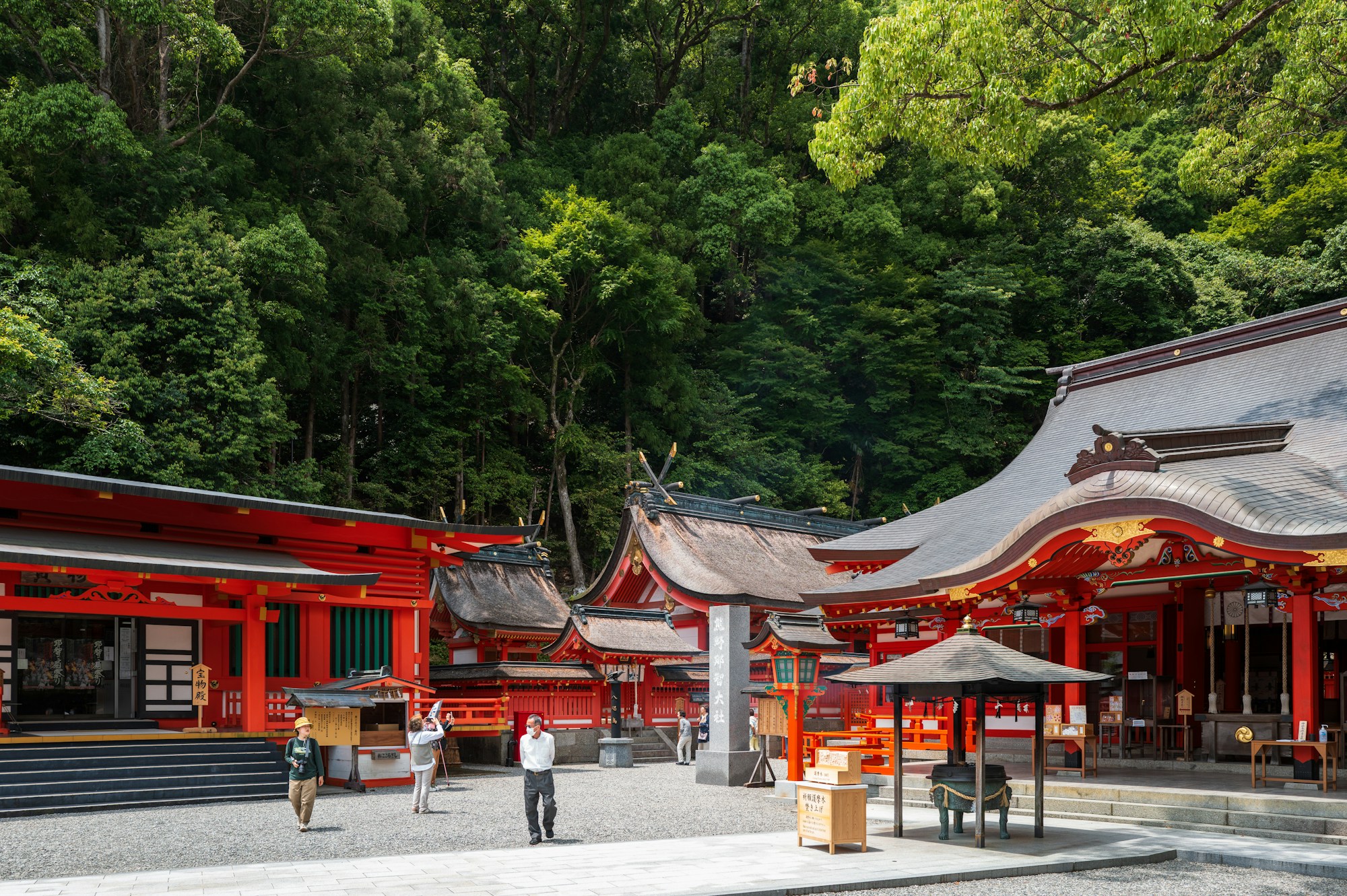 Temple japonais niché dans une colline verdoyante sur le Kumano Kodo
