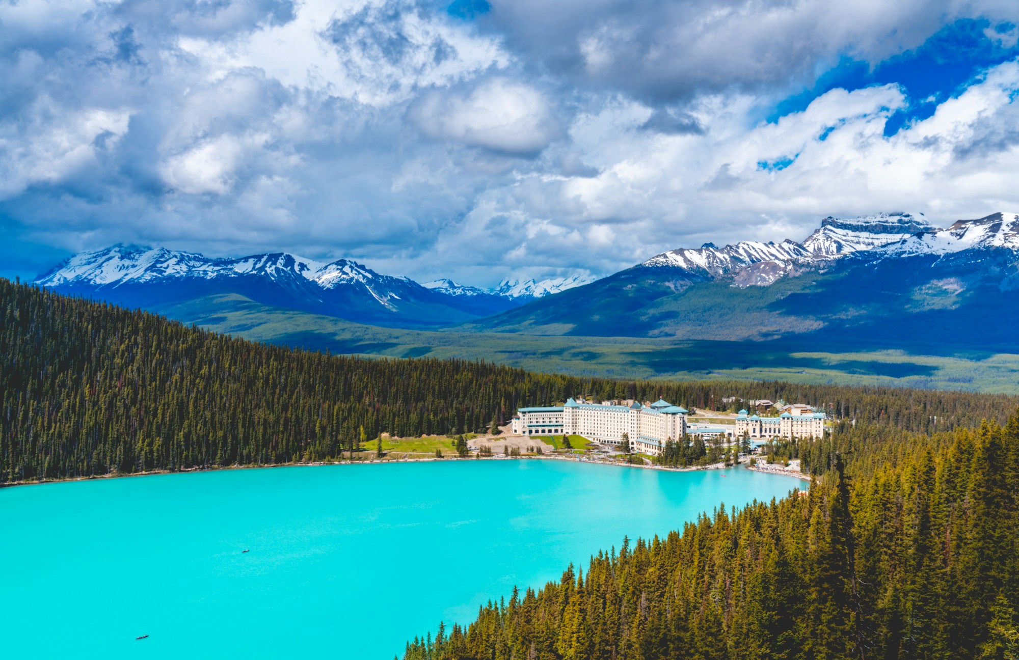 Vue panoramique du lac Louise depuis le Fairmont Lookout Trail, Rocheuses canadiennes