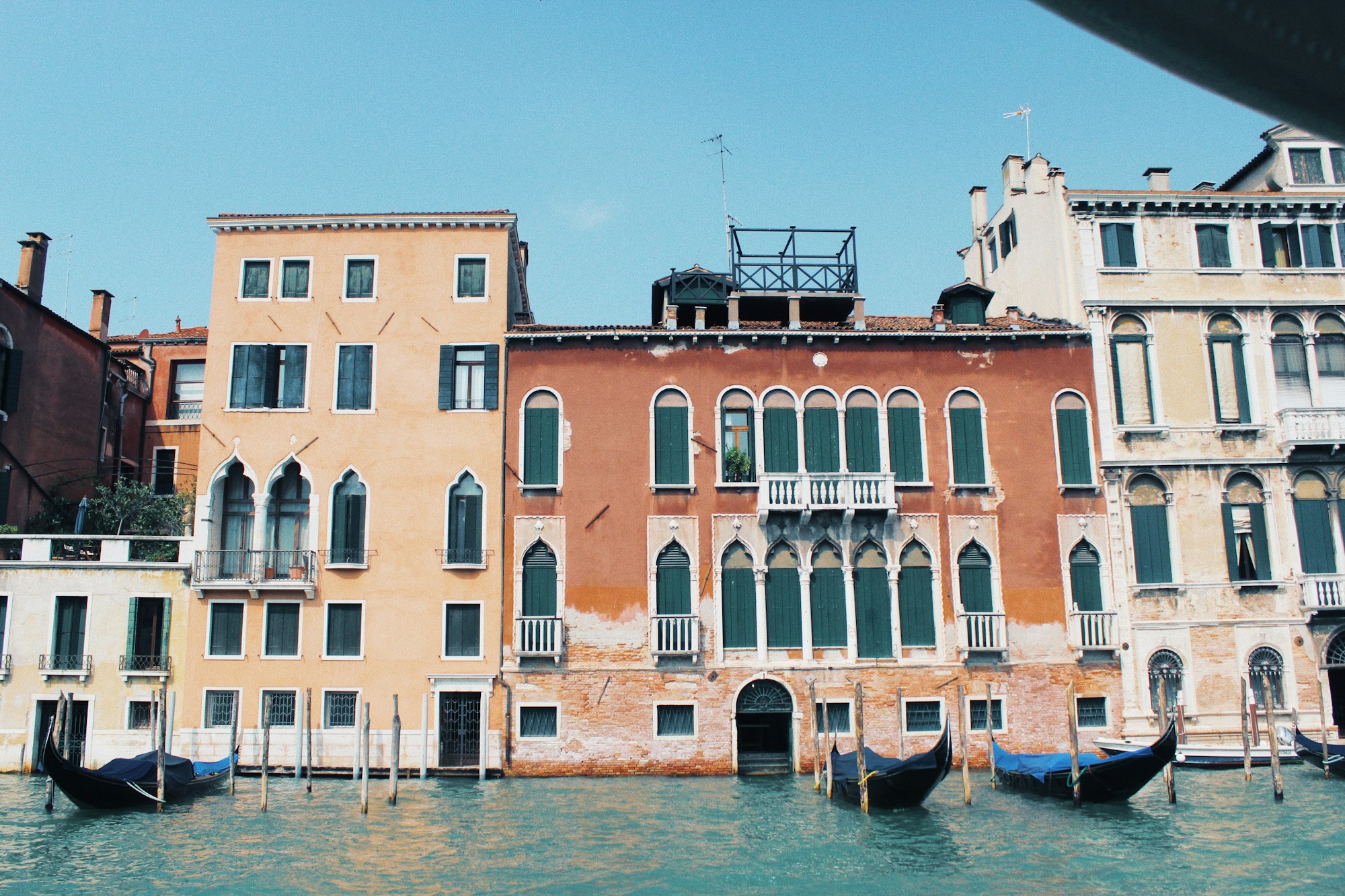 Fachadas coloridas de edificios históricos venecianos a lo largo de un canal