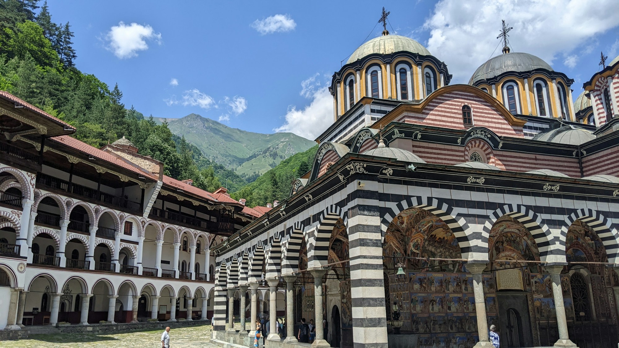 Monastère de Rila avec ses arcades colorées et ses fresques, symbole du patrimoine bulgare mis en lumière par le Giro d'Italia 2026