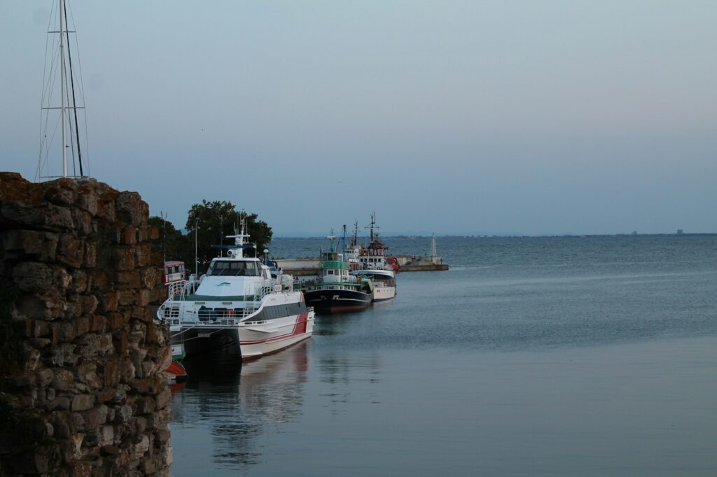 Port de Nessebar avec ses bateaux traditionnels, côte de la Mer Noire, Bulgarie