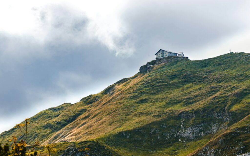 Refuge de montagne sur une crête verdoyante dans les Alpes suisses