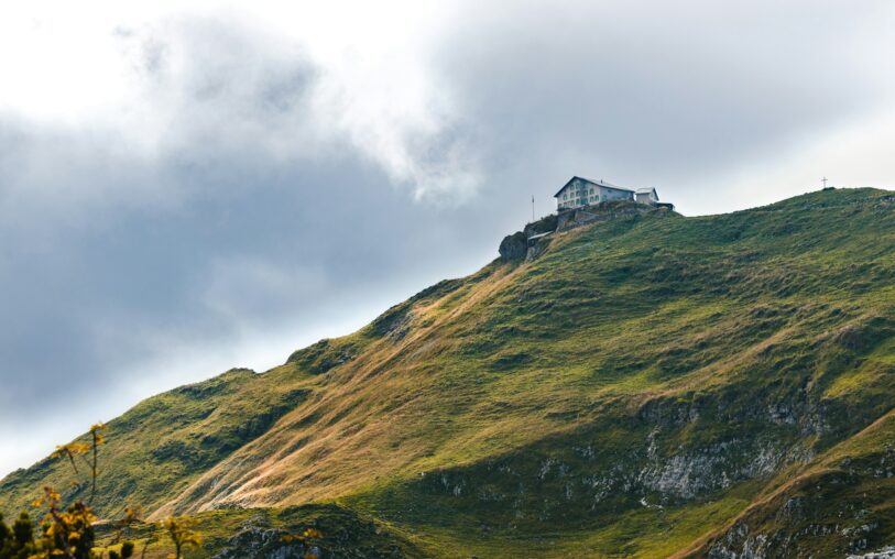 Randonnée de cabane en cabane 2026 : le guide complet hut-to-hut dans les Alpes, Dolomites et Pyrénées