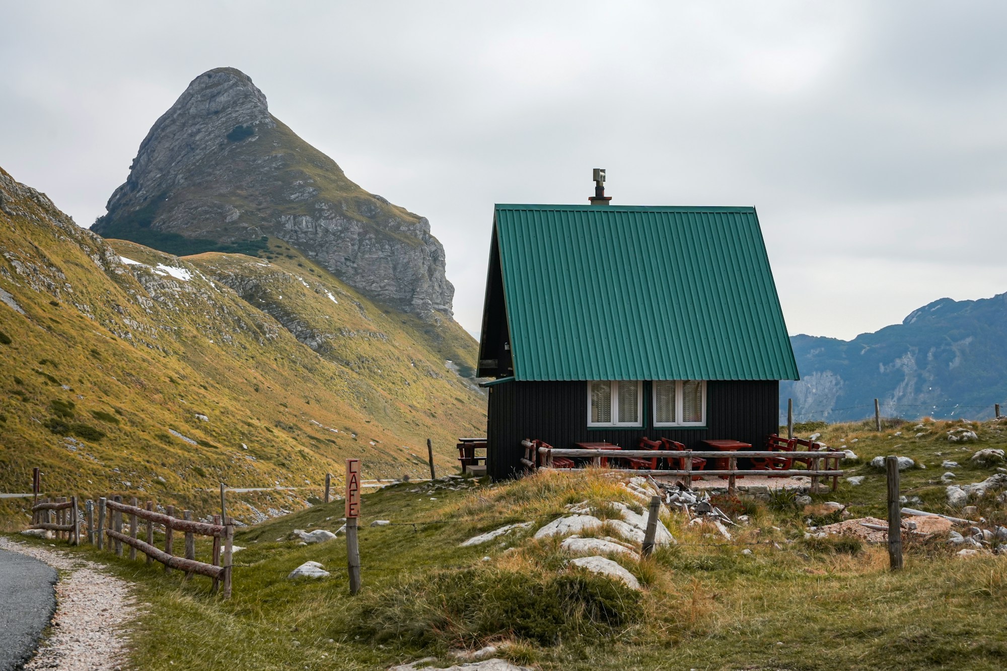 Cabane de montagne avec toit vert dans un cadre alpin verdoyant