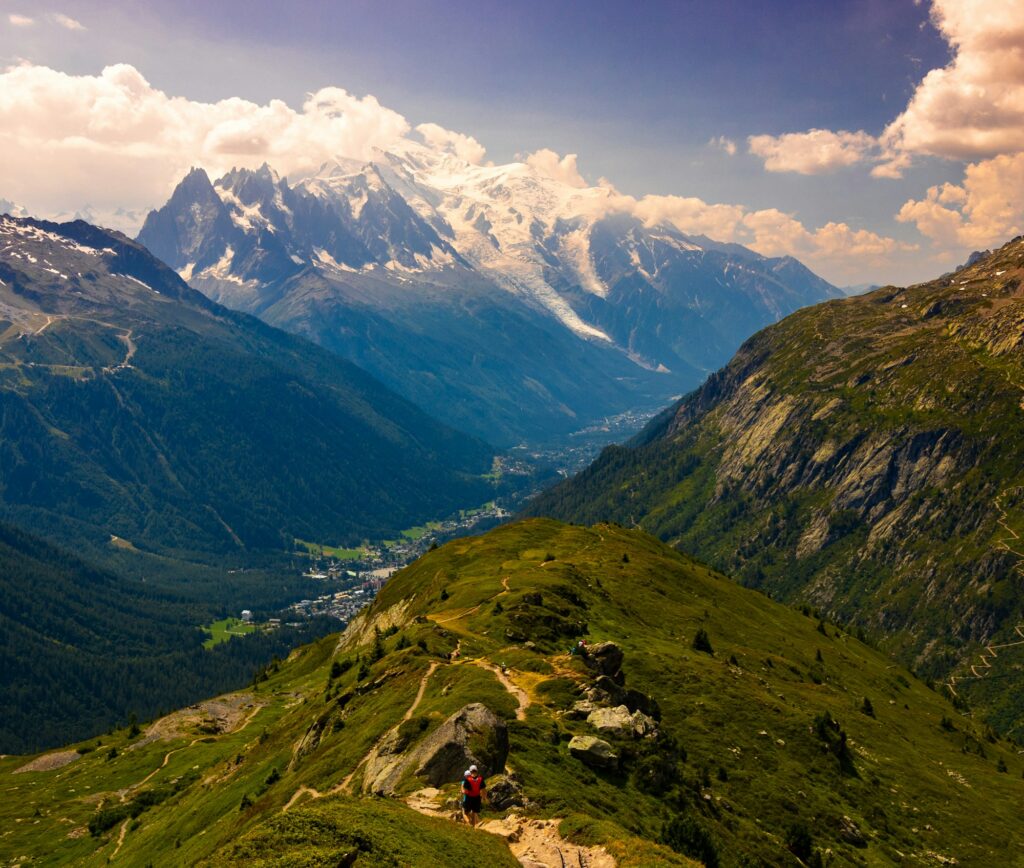 Randonneurs sur le sentier du Tour du Mont-Blanc avec vue sur le massif enneigé