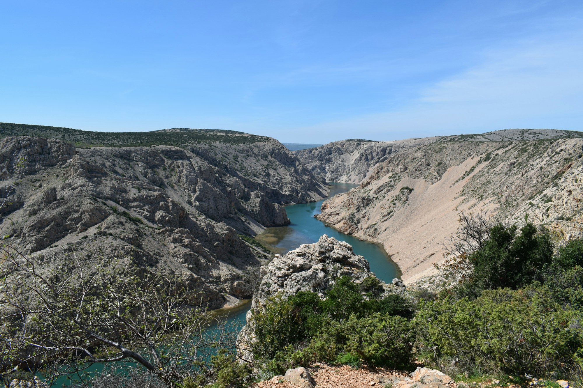 Canyon de la rivière Zrmanja avec ses eaux bleues, Croatie