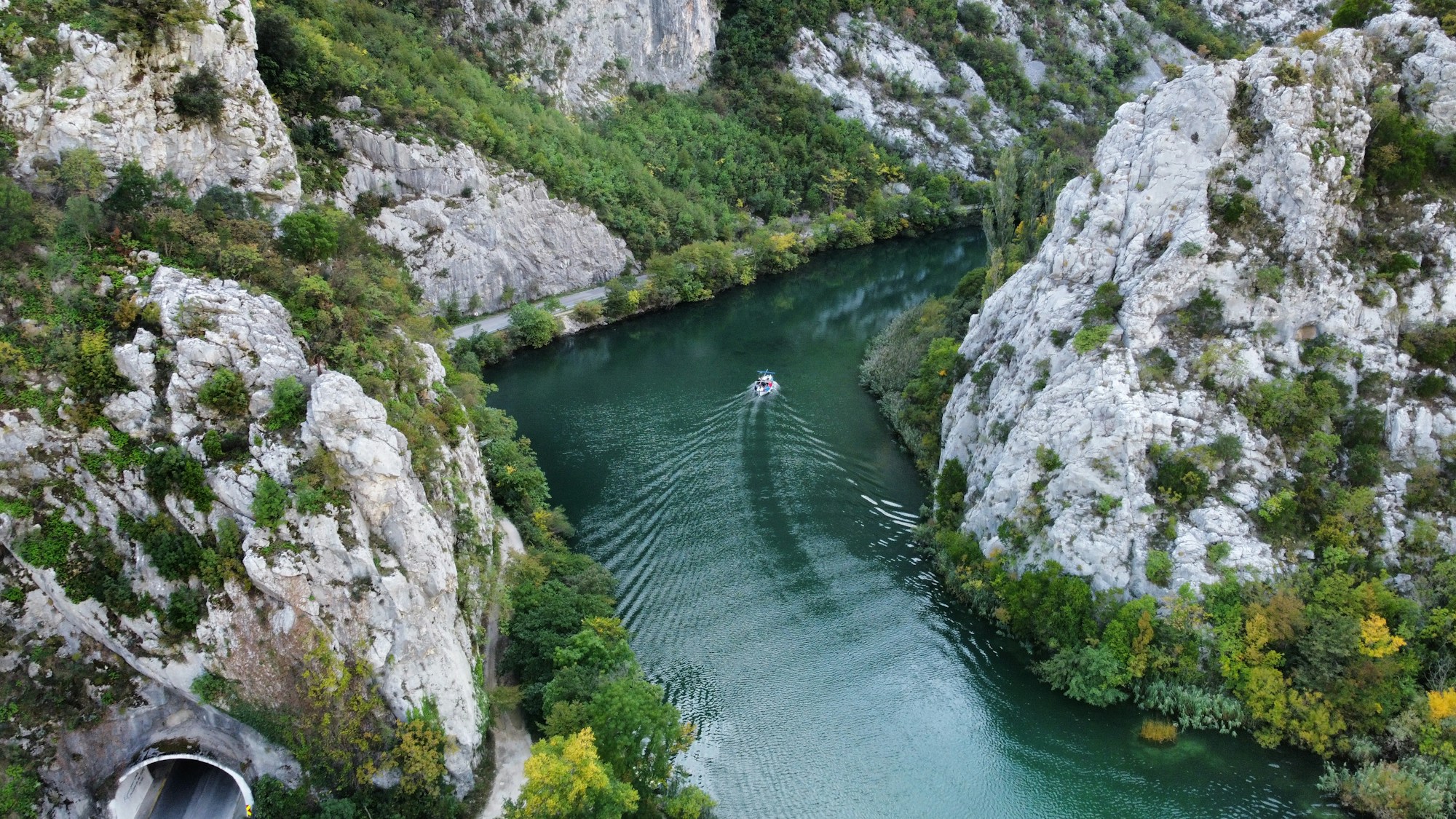 Embarcation naviguant entre d'immenses rochers de la rivière Cetina à Omiš, Croatie