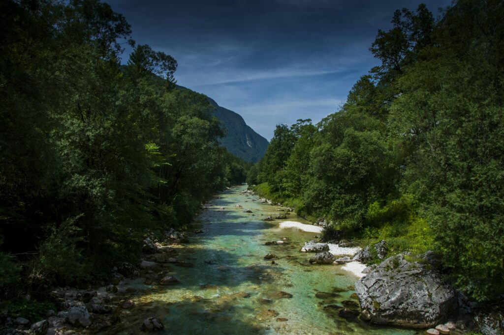 Canyoning dans les gorges de la Soča en Slovénie, eaux turquoise entre parois rocheuses