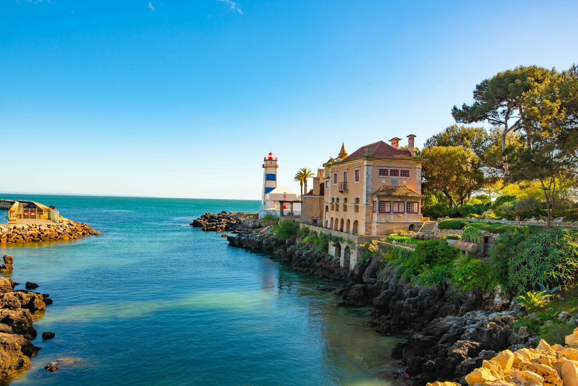Le centre historique pittoresque de Cascais avec ses façades colorées et son architecture portugaise traditionnelle