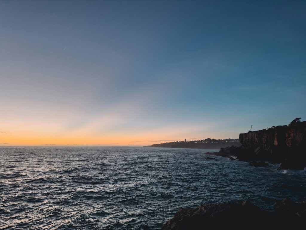 Coucher de soleil sur les falaises de Cascais avec vue sur l'océan Atlantique, Portugal