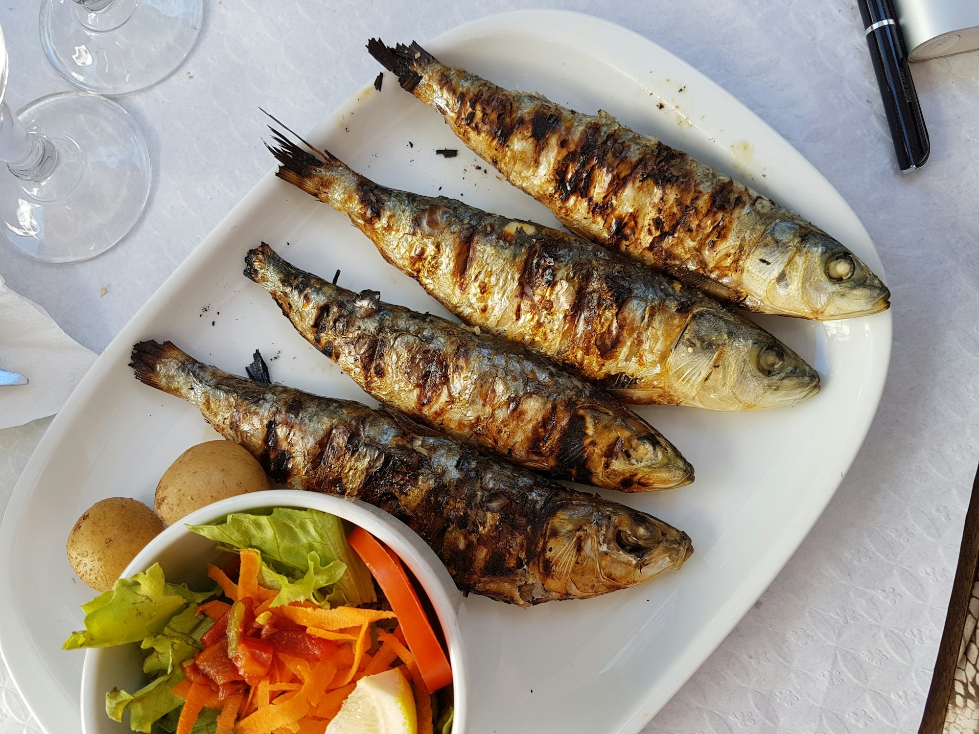 Sardinhas assadas, les sardines grillées emblématiques de la cuisine portugaise que l'on déguste à Cascais face à l'Atlantique