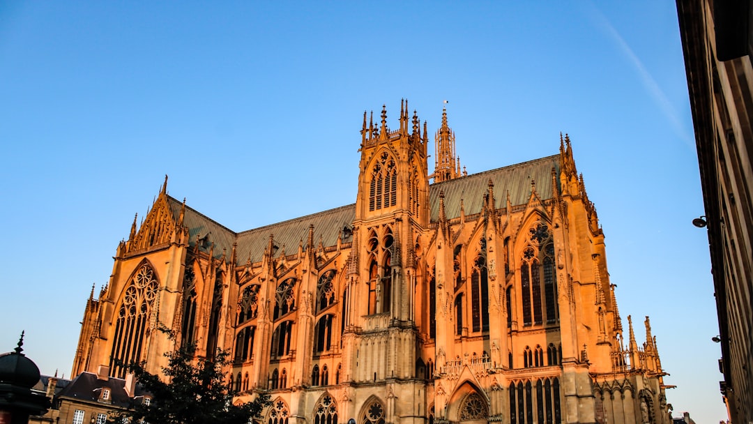 Cathédrale de Metz au coucher du soleil avec la Moselle au premier plan — France