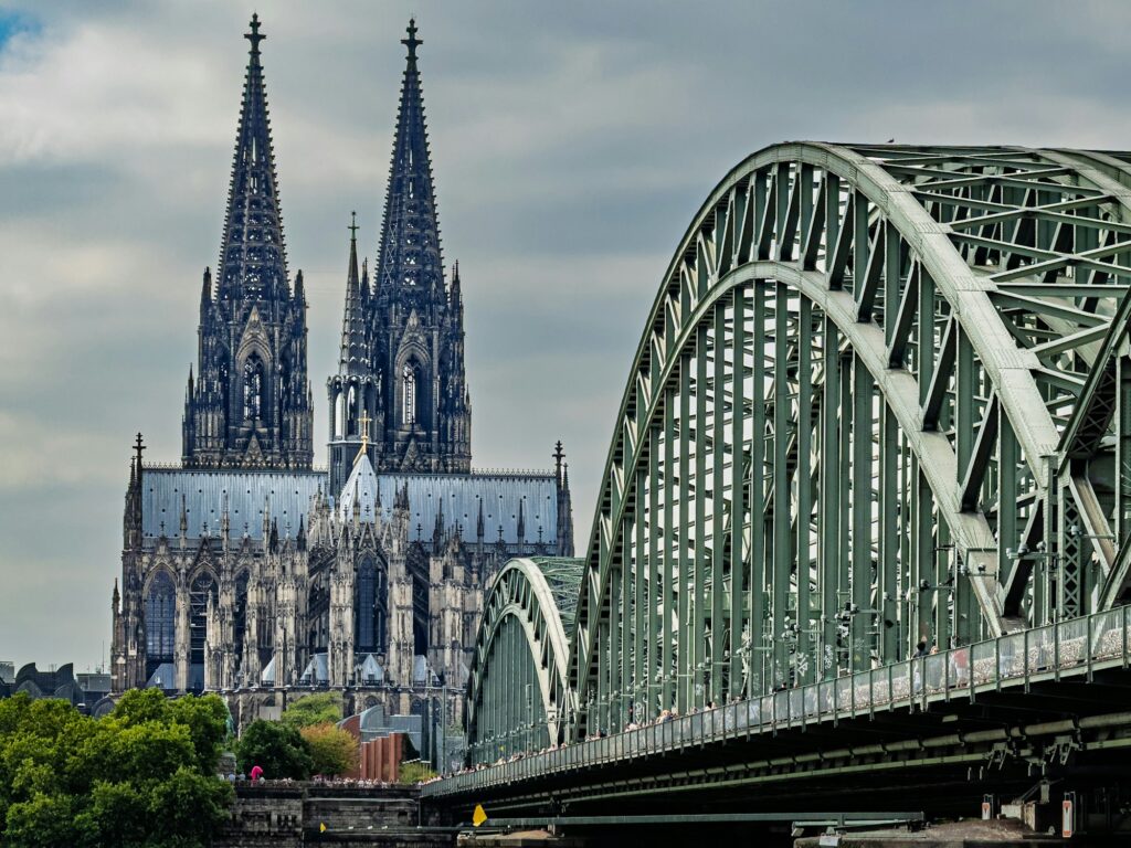 Cathédrale de Cologne et pont Hohenzollern sur le Rhin