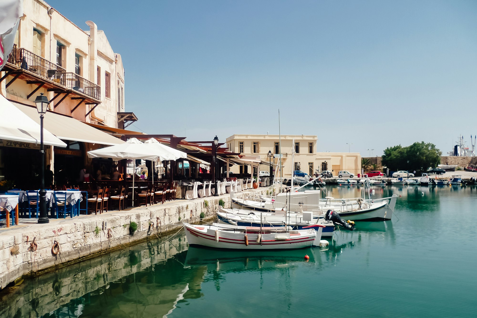 Port de Réthymnon en Crète avec son architecture vénitienne et ses restaurants