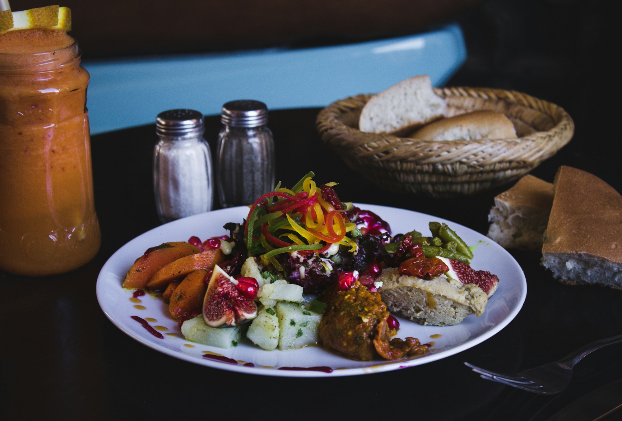 Plats traditionnels grecs servis sur une table avec épices et huile d'olive