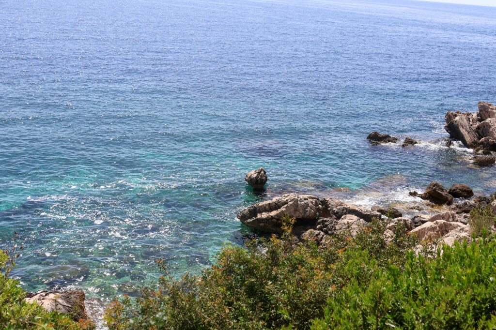 Vue panoramique de Dubrovnik, la perle de l'Adriatique, avec ses remparts médiévaux et la mer bleue