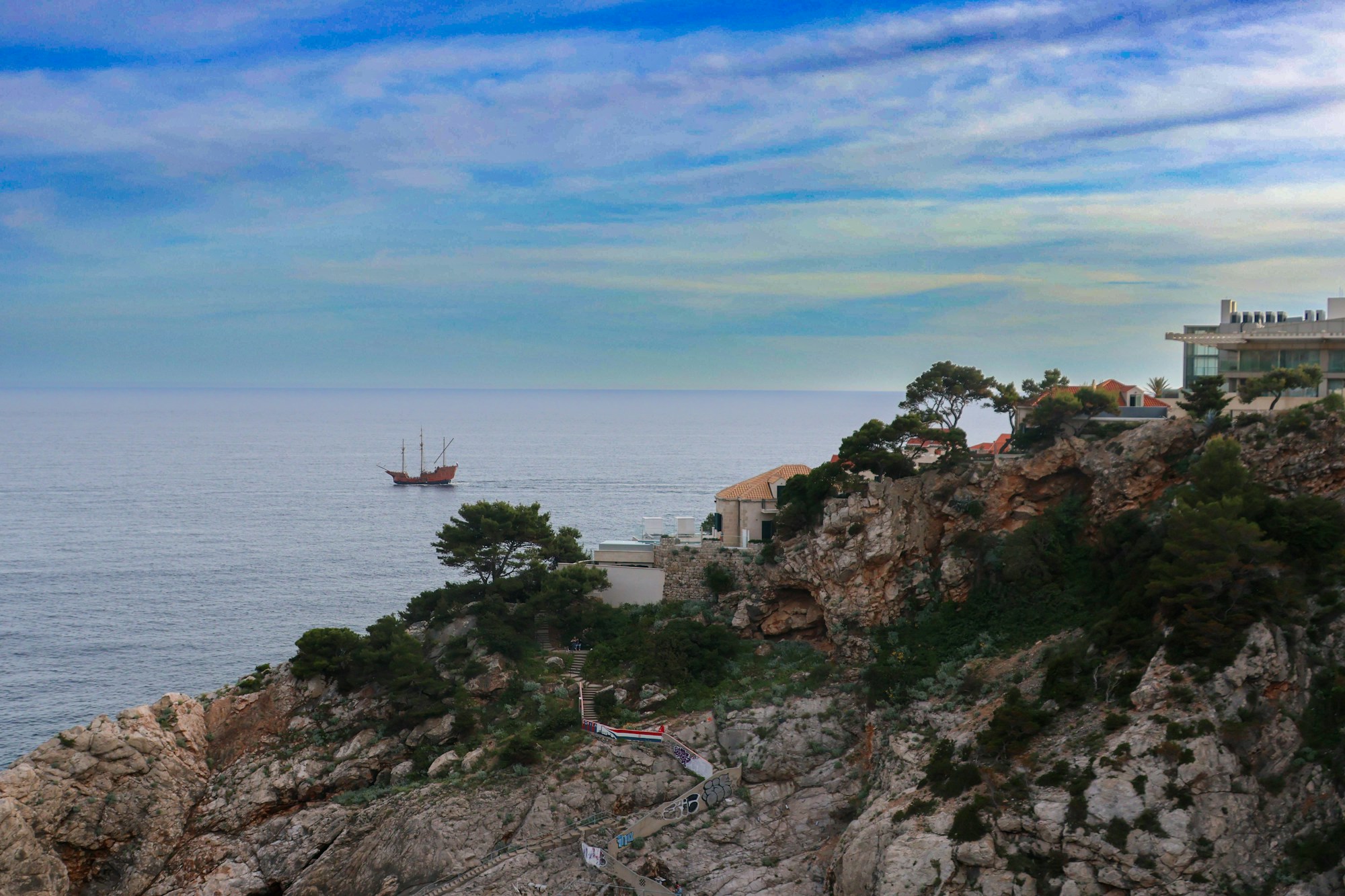 Ciudad vieja de Dubrovnik desde las murallas, tejados de tejas naranjas y mar Adriático