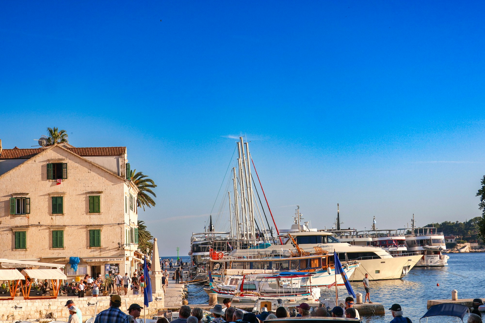 Puerto de Hvar en Croacia con yates y fachadas venecianas soleadas