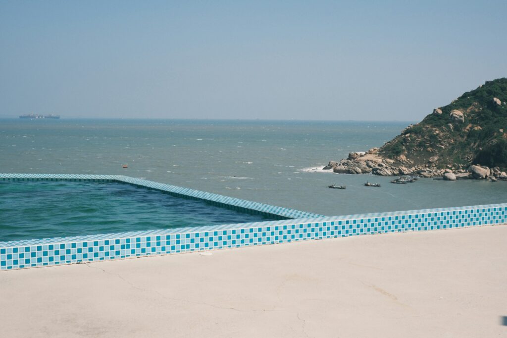 Piscine à débordement avec vue sur l'océan et la côte rocheuse — croisière bien-être 2026