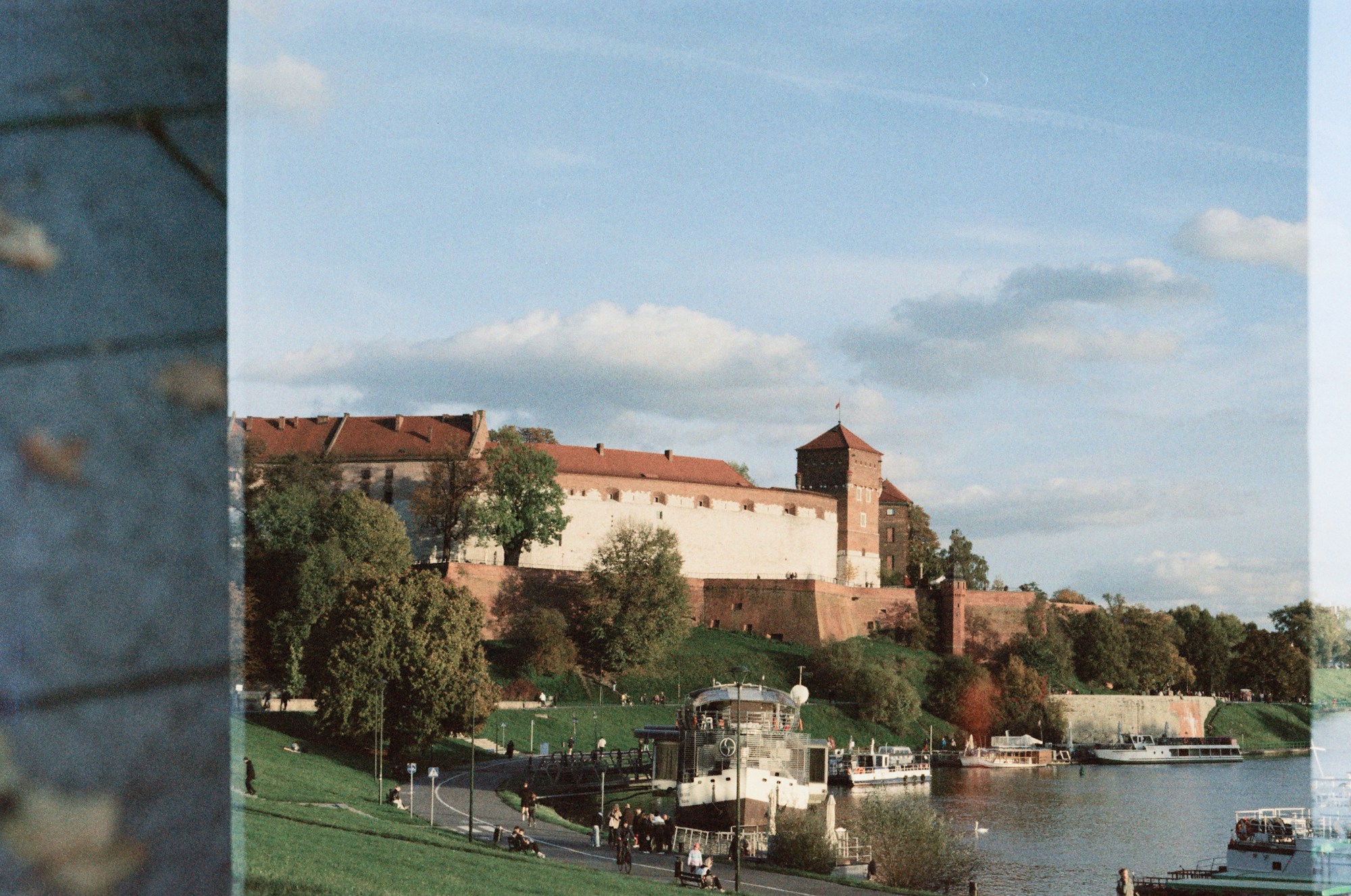 Mittelalterliches Schloss über einem baumgesäumten Fluss — Donau-Flusskreuzfahrt AmaWaterways