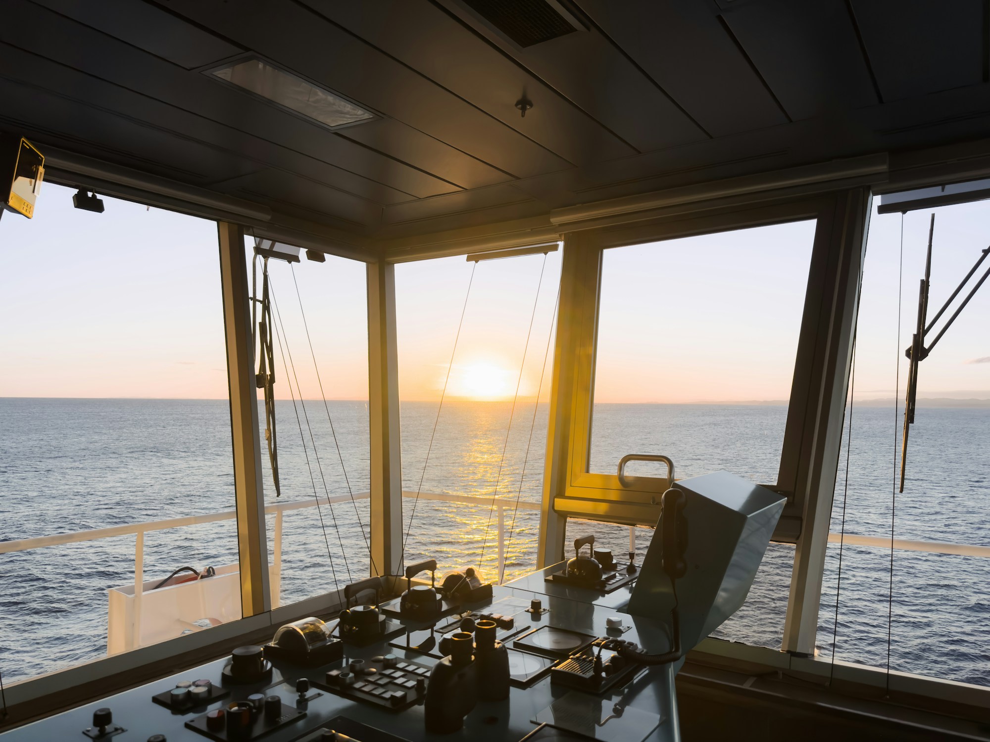 Meeressonnenuntergang vom Deck eines Schiffes — Scenic Eclipse Wellness-Kreuzfahrt
