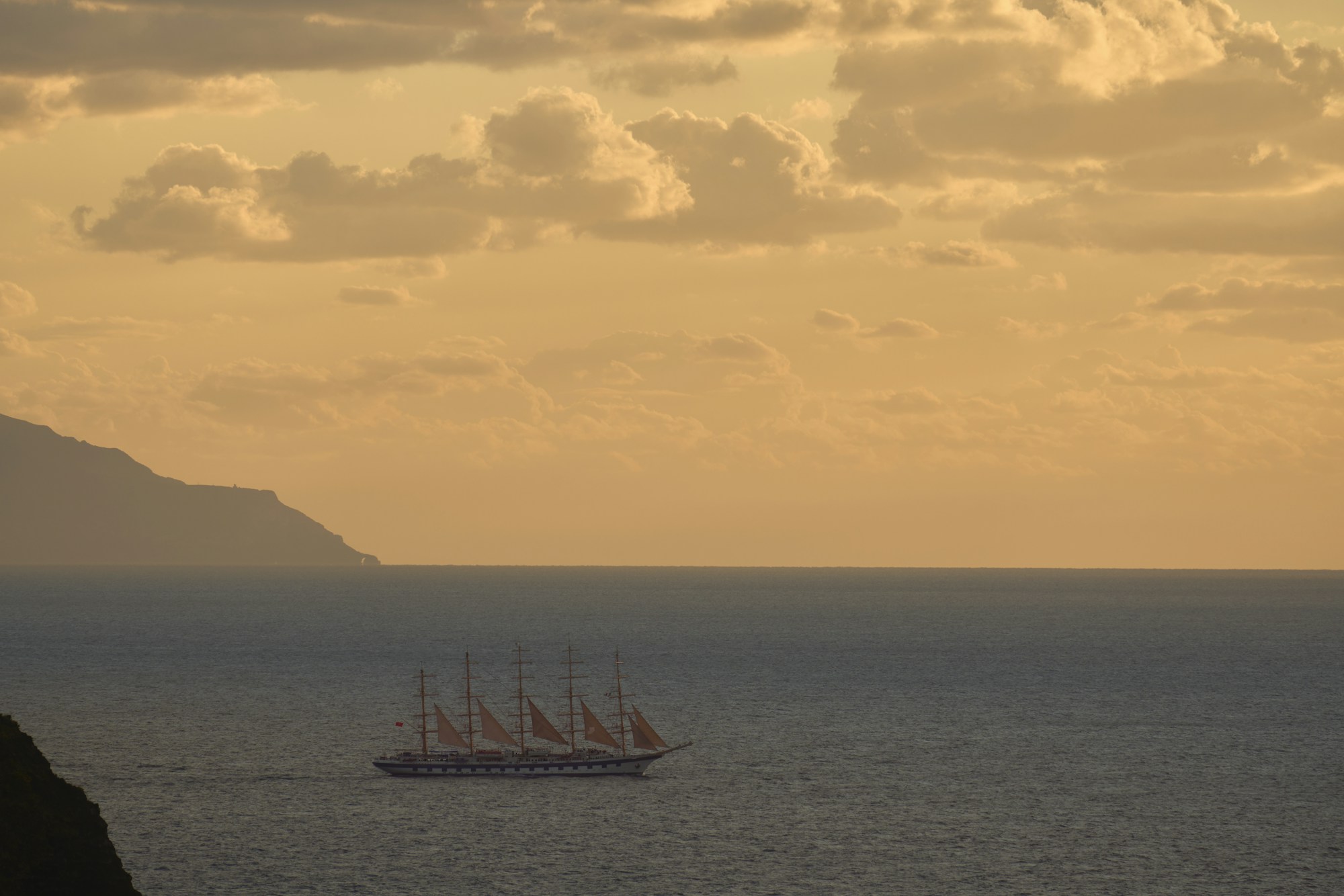 Fünfmastiges Segelschiff im Mittelmeer bei Sonnenuntergang — Star Clippers Yoga-Kreuzfahrt