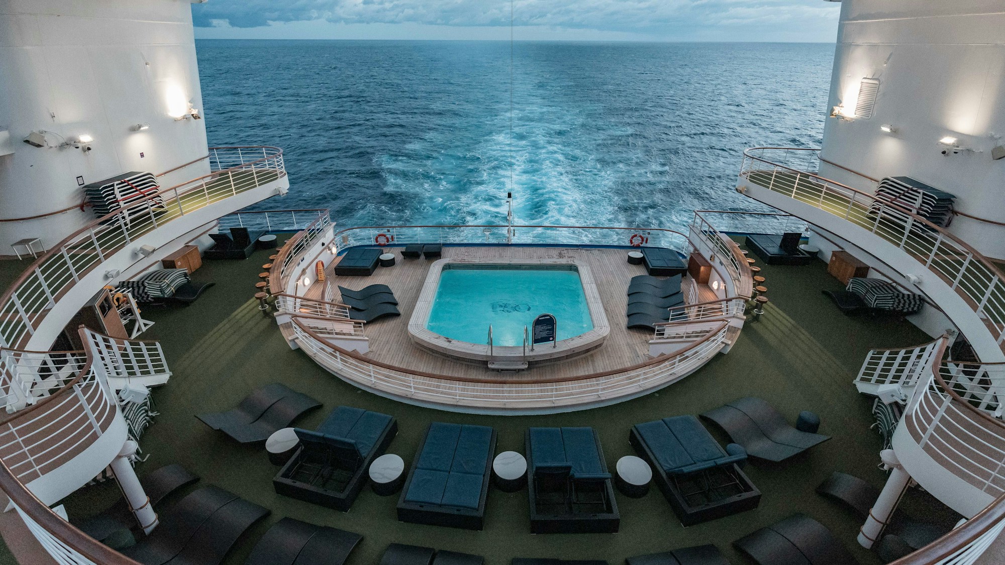Pool auf dem Deck eines Kreuzfahrtschiffes mit Meeresblick — Virgin Voyages Wellness