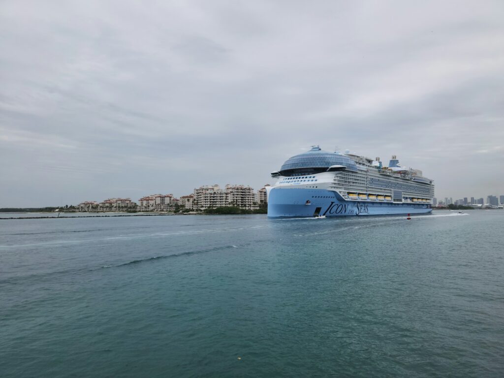 Grand paquebot de croisière en mer, le Icon of the Seas
