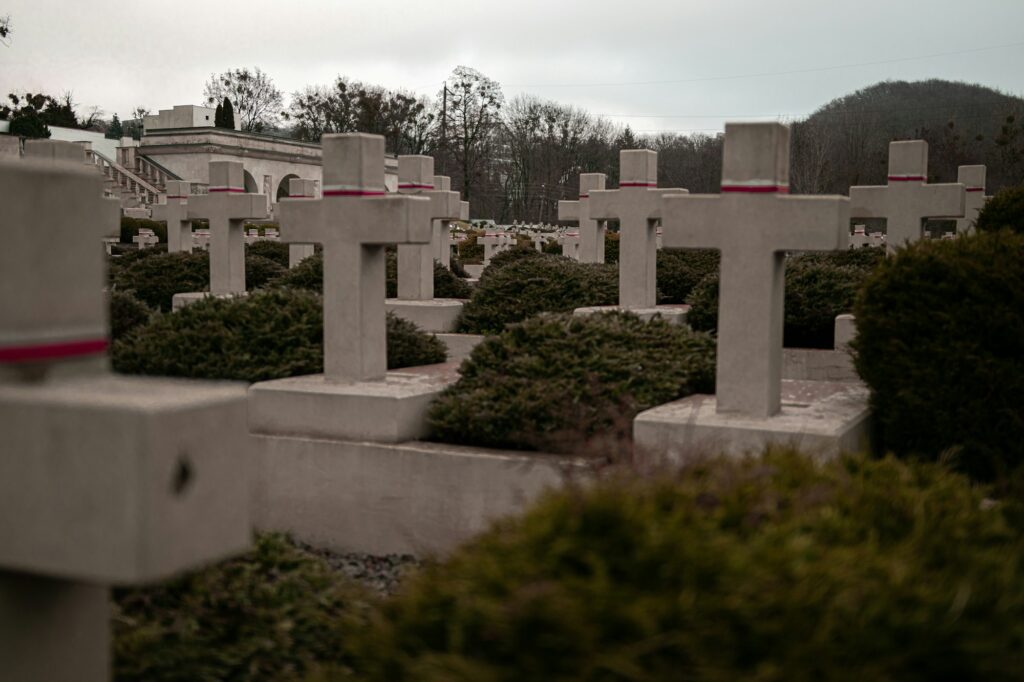 Cimetière militaire de la Seconde Guerre mondiale en Ukraine — rangées de croix blanches, symbole du dark tourism et des lieux de mémoire