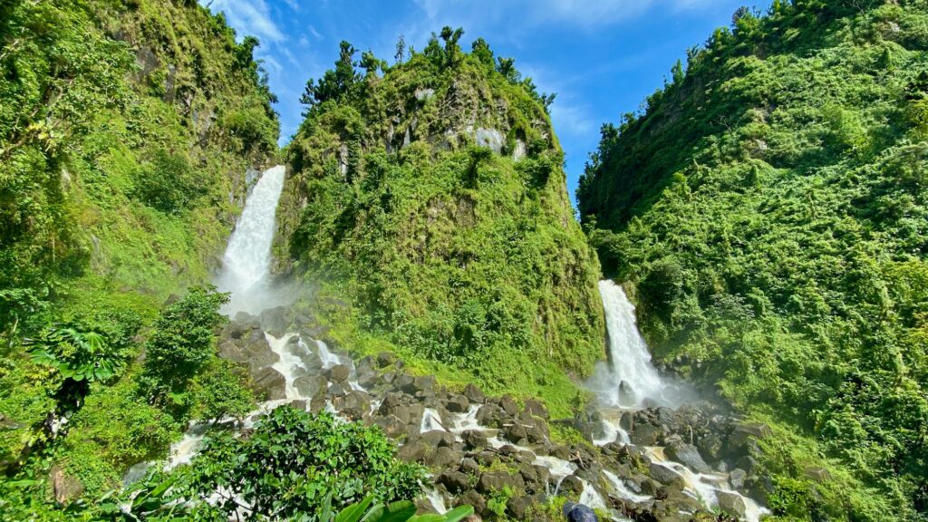 Cascade et paysage montagneux de l'île de la Dominique dans les Caraïbes