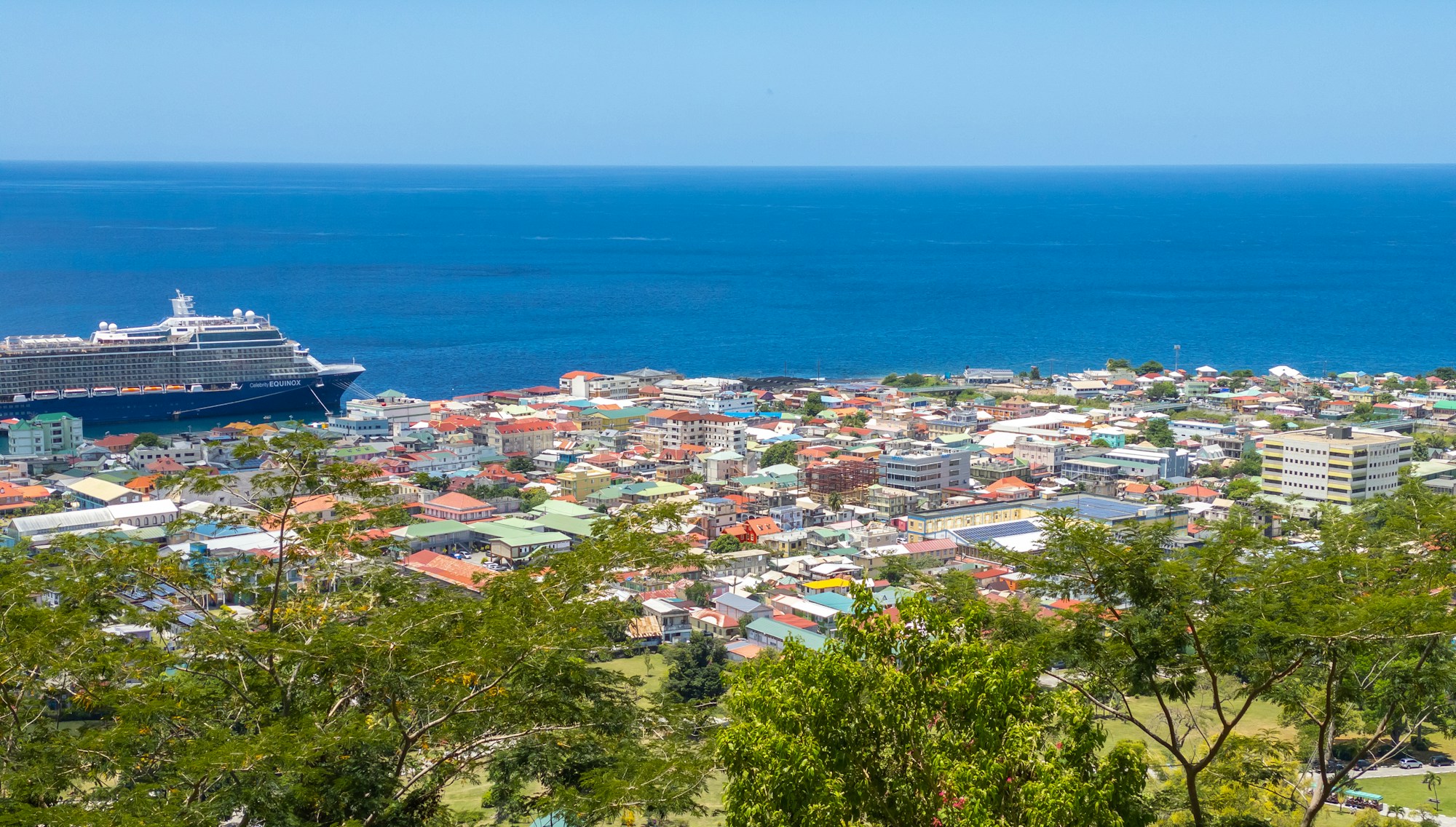 Vue de Roseau, capitale de la Dominique, depuis la mer des Caraïbes
