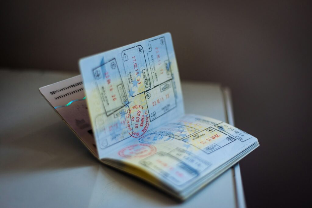 Plusieurs passeports posés sur une table, illustrant la problématique de la double nationalité pour les voyageurs franco-iraniens et franco-libanais