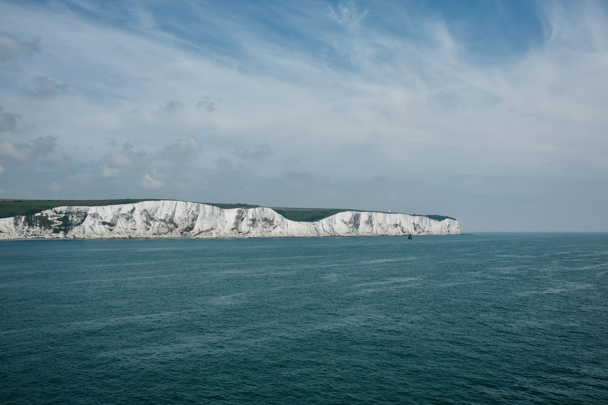 Les falaises blanches de Douvres vues depuis un ferry traversant la Manche, symbole de la frontière UK-Europe