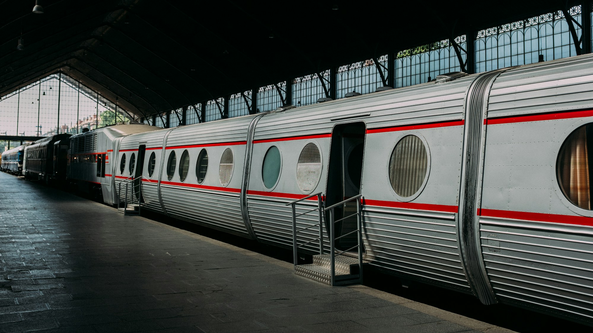 Train AVE moderne en gare espagnole, ligne rapide Alicante-Valencia