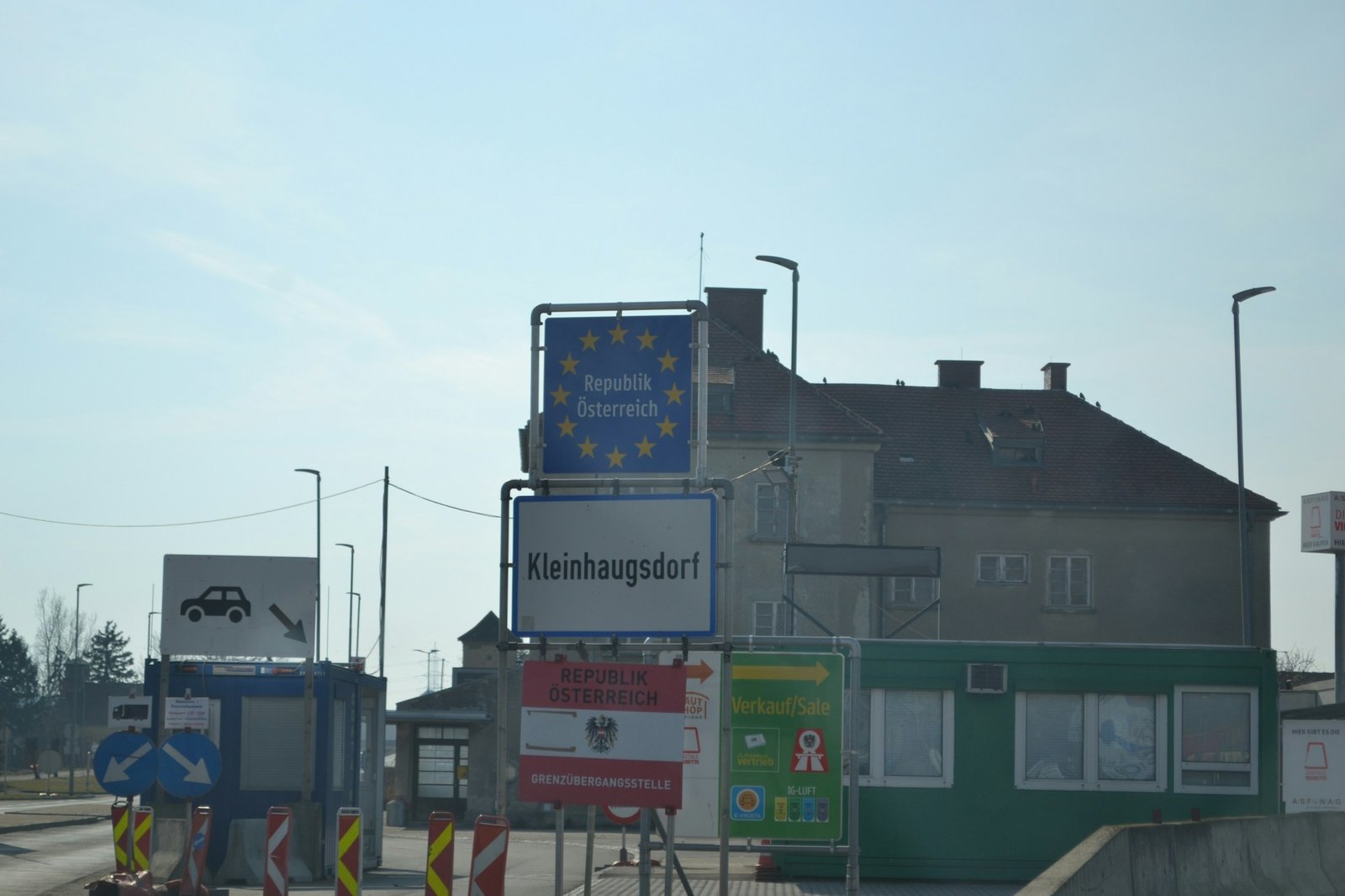 Posto di controllo frontaliero europeo con bandiere austriaca e dell'Unione europea