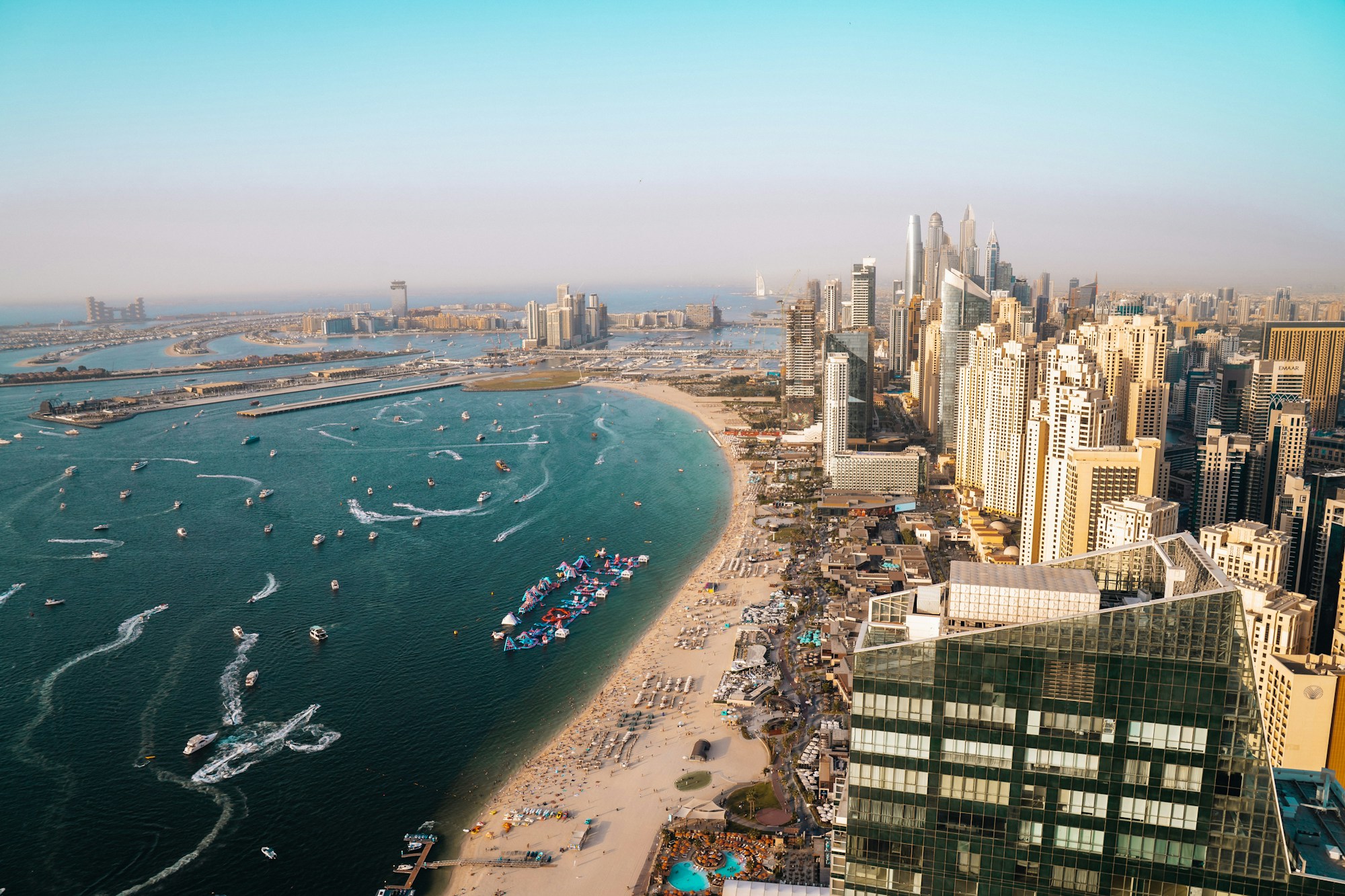 Vista aérea de la costa de Dubái con Palm Jumeirah y los rascacielos de la Marina, futura red de vertipuertos eVTOL