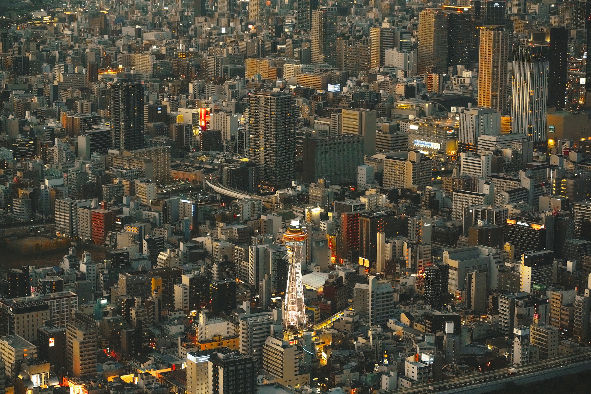 Vista aérea de Osaka en Japón, ciudad pionera de los vertipuertos para taxis aéreos durante la Exposición Universal
