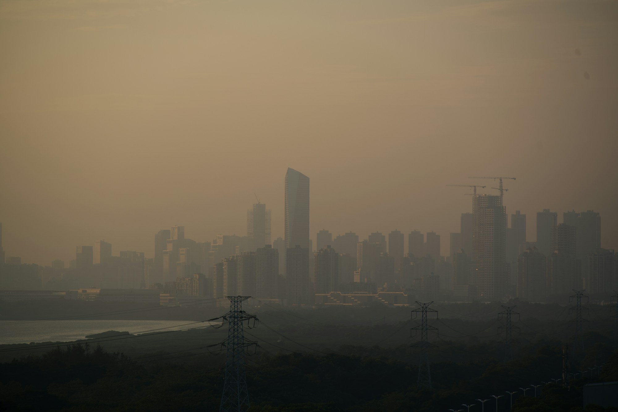 Skyline de Shenzhen en China, cuna de los primeros vuelos comerciales de taxis aéreos autónomos EHang