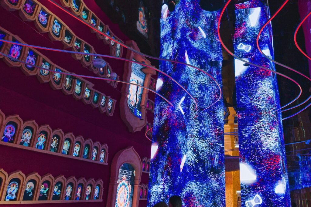 Installation d'art numérique immersif avec lumières colorées — expériences immersives en voyage 2026