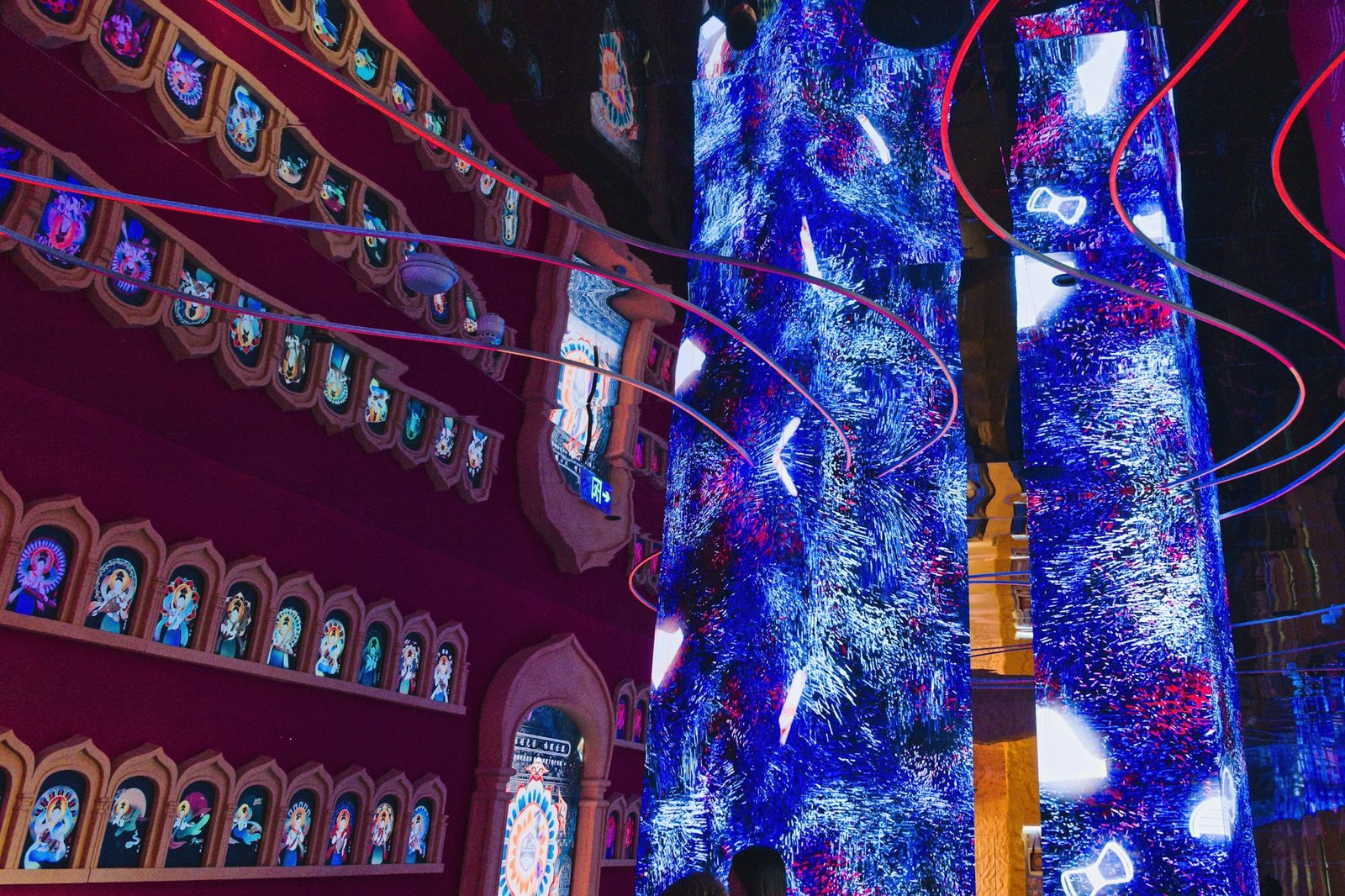 Installation d'art numérique immersif avec lumières colorées vibrantes, similaire à teamLab