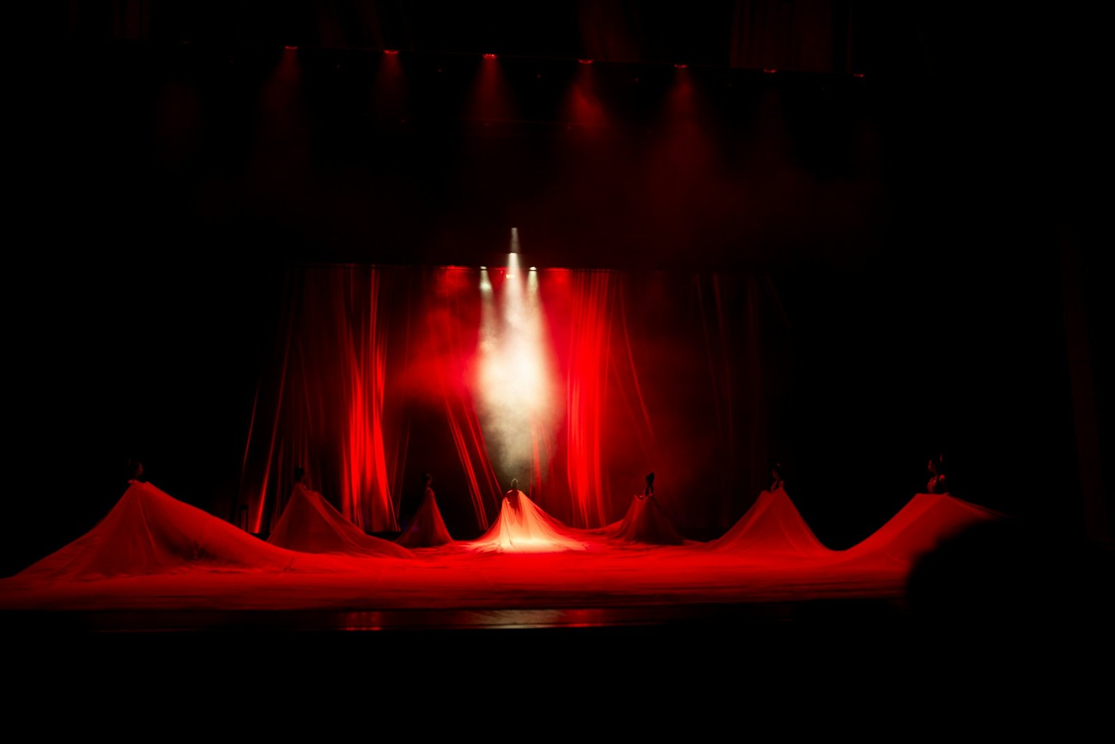 Scène de théâtre avec éclairage rouge dramatique et effets de fumée — ambiance de Theater of the Mind